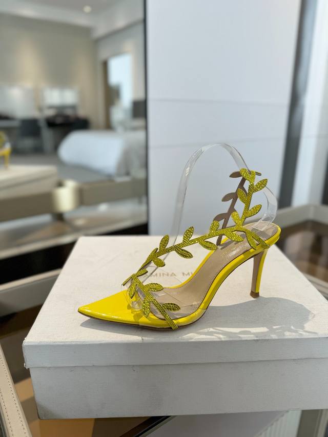 价格P： Gianvito Rossi 2025 新款拖鞋顶级版本，代购品质！施华洛奇水钻尖头高跟拖鞋，宛如从童话中走来的仙履。施华洛奇水钻璀璨耀眼，如同繁星点