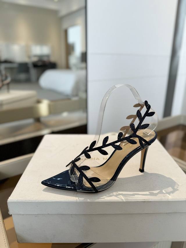 价格P： Gianvito Rossi 2025 新款拖鞋顶级版本，代购品质！施华洛奇水钻尖头高跟拖鞋，宛如从童话中走来的仙履。施华洛奇水钻璀璨耀眼，如同繁星点