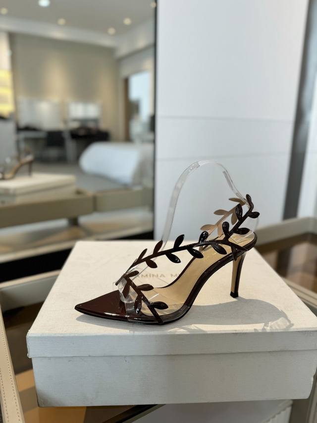 价格P： Gianvito Rossi 2025新款凉鞋 顶级版本 代购品质 这双尖头高跟漆皮树叶装饰女鞋，简直是我的心头爱！尖头的造型精致又时尚，尽显女性魅力