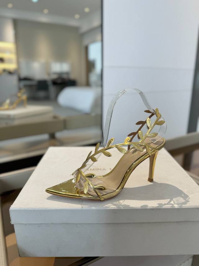价格P： Gianvito Rossi 2025新款凉鞋 顶级版本 代购品质 这双尖头高跟漆皮树叶装饰女鞋，简直是我的心头爱！尖头的造型精致又时尚，尽显女性魅力