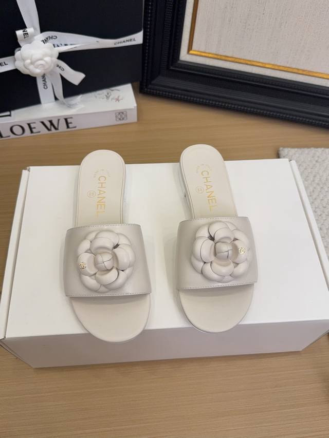 现货发售 *25 专柜 正品级 版本！！ 官方目录： 码数：35、36、37、38、39 34 40 41 需要定做跟客服 沟通 跟高:5Cm 2.5Cm 均配