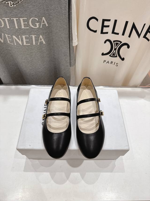 高版本出厂 Celine*赛琳2025Ss新款玛丽珍平底乐福鞋单鞋 网红爆款来袭！各大网红抢先体验、Celine网红Ins种草神器、非常复古风、气场十足单品、设