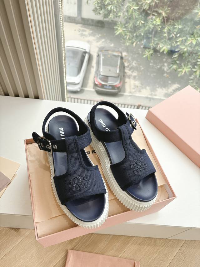 出厂 顶级版本 缪缪25S新品松糕底凉鞋Miu Miu 缪缪大秀上爆出的全球各大代购官网火爆上市.简单很随意不羁又能体现单宁美感，整双鞋子设计简约时尚，上脚非常