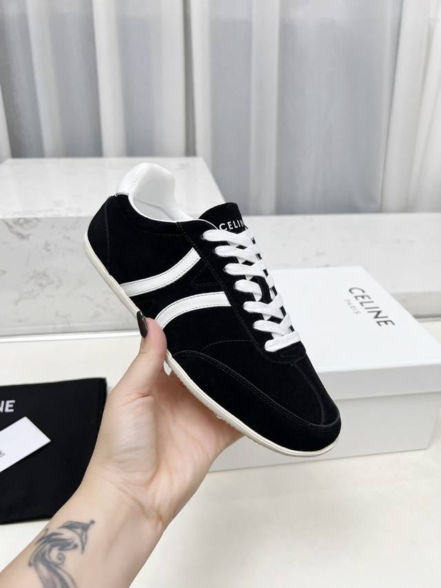 赛琳情侣款35-45Jogger Triomphe标志牛皮革 牛皮绒面革低帮系带运动鞋！Jogger以极简鞋型点晴日常穿搭兼具柔美与率性 简约百搭轻便舒适 面料