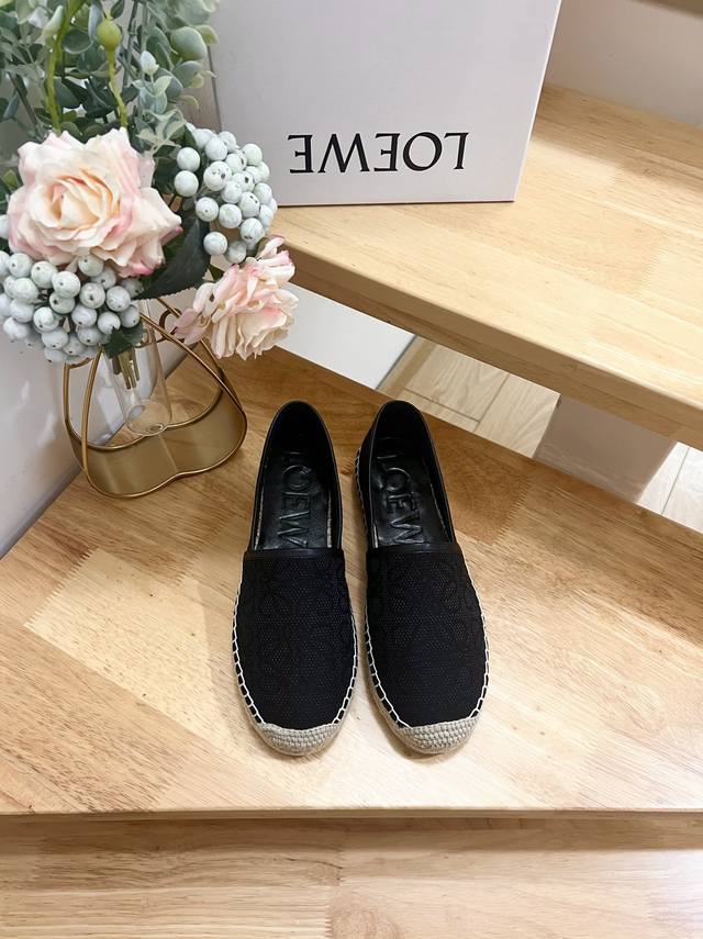 loewe罗意威 代购级 秋冬新款渔夫鞋，舒适轻便百搭，采用超甜马卡龙色系，这款单鞋采用高端亚麻布面料制成，饰有3D工艺细节设计，少女糖果色，在炎热的夏季来临之