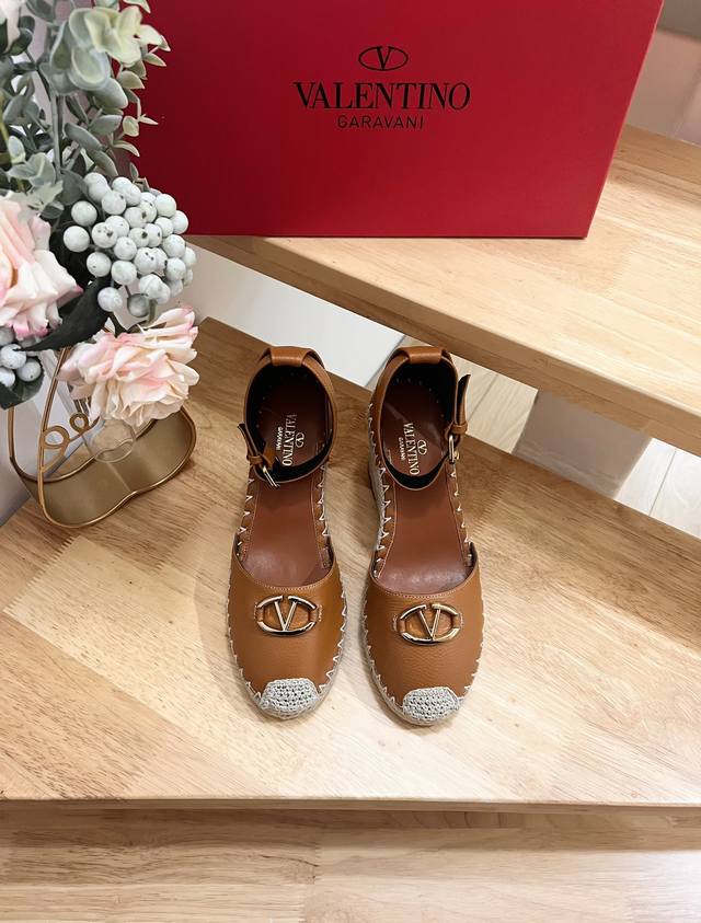 valentino Garavani 荔枝牛皮系带坡跟凉鞋 金属效果工艺处理铆钉装饰 麻绳包裹坡跟 露趾坡跟凉鞋 坡跟防水台 意大利制造 -35-41