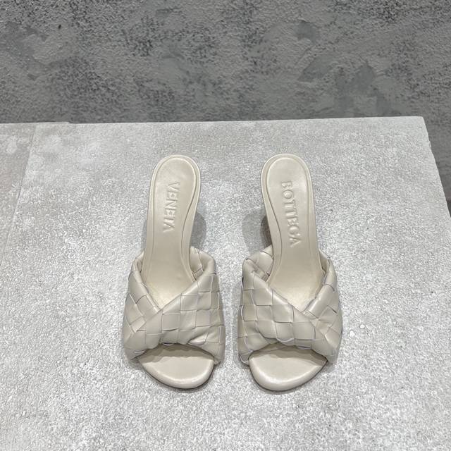 bottega Venet* 最新最经典猫跟凉鞋！扭结编织饰带 Ins&小红书巨多网红明星上身！上脚超性感！真的太美了！这款编织的鞋面超有高级感！高级穿着又仙女