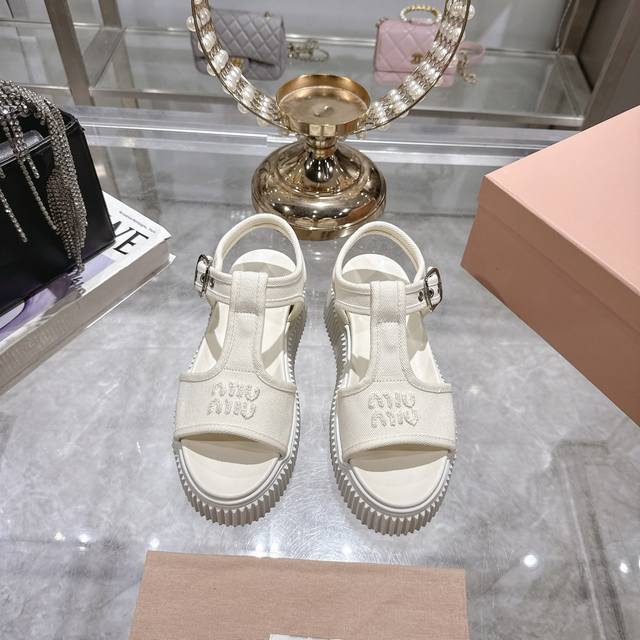 出厂 Miu Miu 25Ss春夏新款松糕厚底帆布罗马露趾休闲凉鞋 质感非常高级 厚底设计非常容易驾驭穿搭 搭配袜子 更显新潮 ！大长腿利器 超级推荐！ 鞋面采