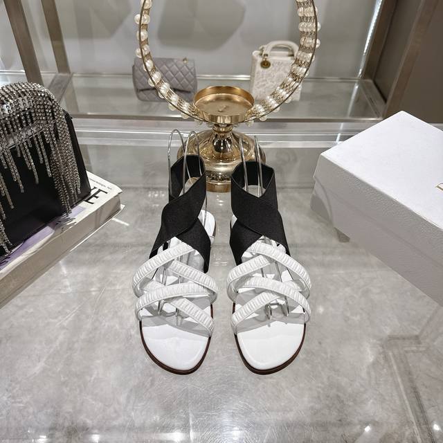 出厂 Dior*迪奥D家2025Ss春夏新款仙女凉鞋 1:1原版复刻 市面上最高版本 各路时尚博主刷爆小红书！超时髦又充满高级感的单品！轻松打造造高端Look