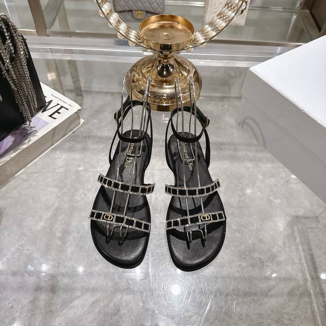 出厂 迪奥 Dior 25Ss 夏季新款 新元素 Dior 春夏新款 钻扣 平底 粗跟 圆头 凉鞋女鞋 圆柱跟凉鞋 圆头粗跟果冻色露趾圆头鞋 市面顶级版本 鞋面
