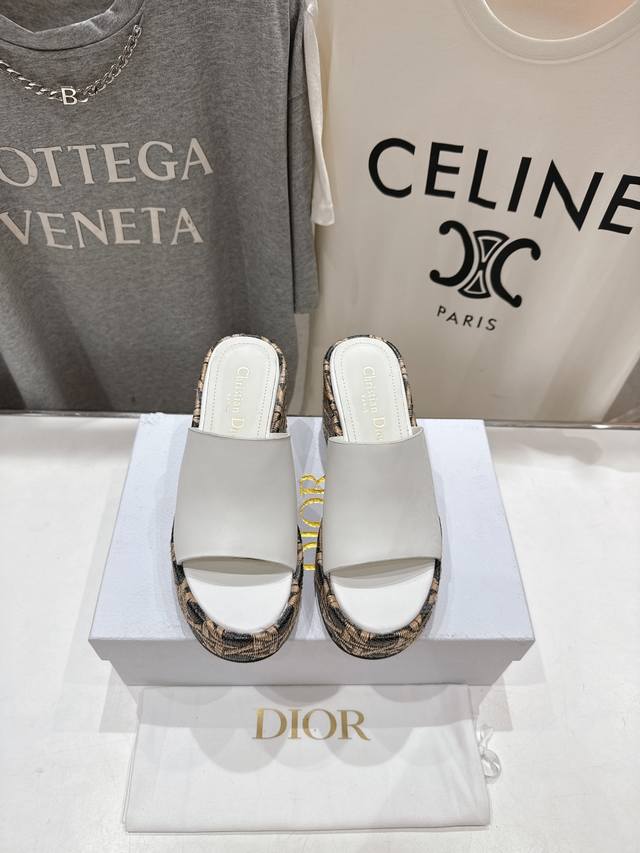 高版本出厂 Dior*迪奥D家2025Ss春夏新款仙女风坡跟厚底拖鞋 1:1原版复刻 市面上最高版本 各路时尚博主刷爆小红书！超时髦又充满高级感的单品！轻松打造