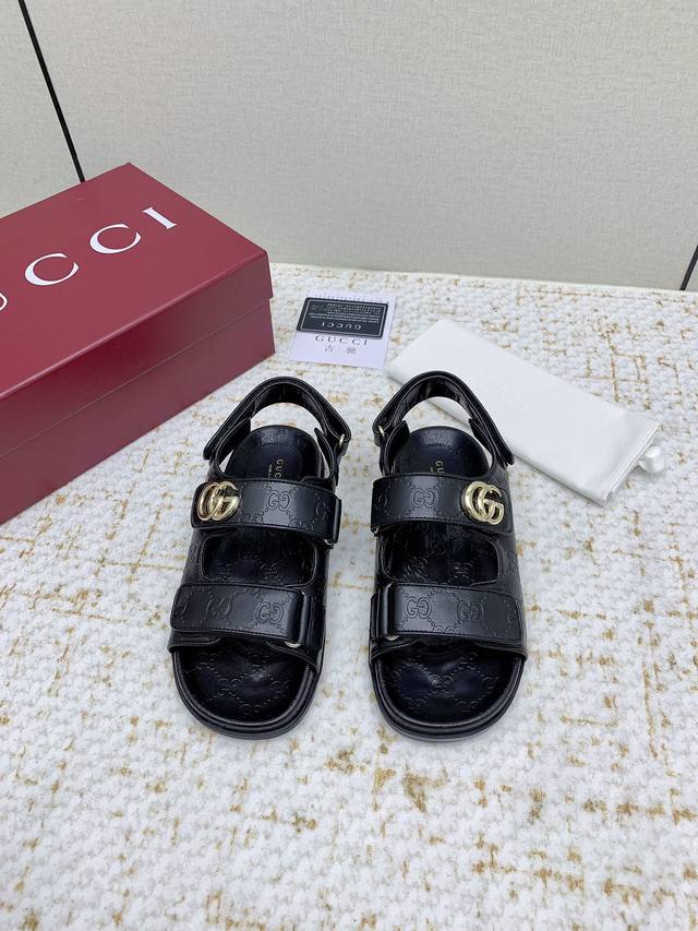 出厂 高版本 Gucci 夏季最新款凉鞋，拖鞋，沙滩鞋 百搭M多裙子 裤子，网红搭配不同颜色袜子穿也超级洋气 Gucci原版牛皮面 双G水钻Logo Tpu防滑