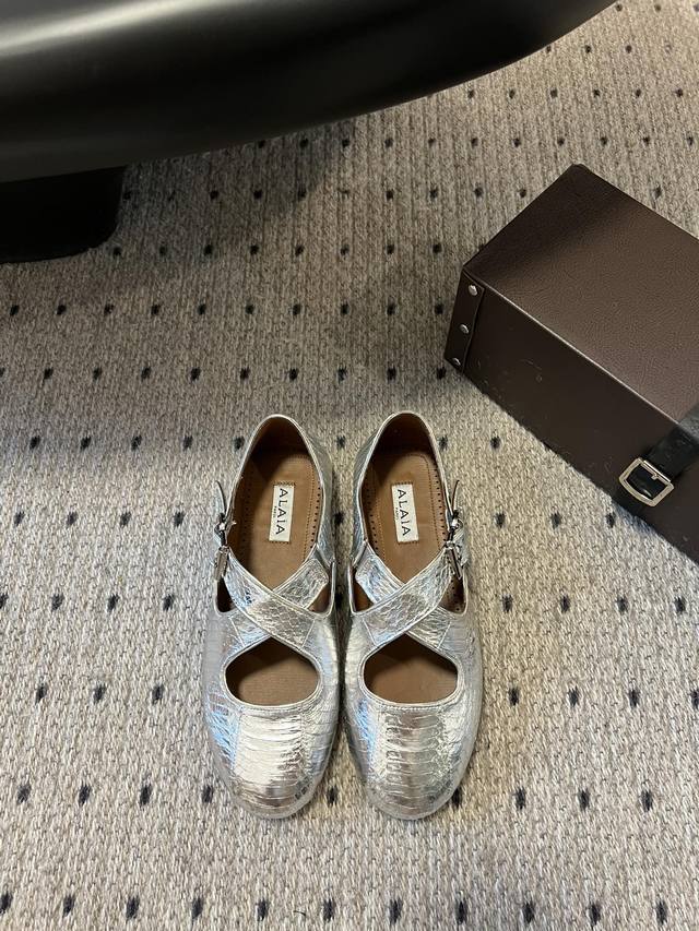 独家新品 Alaia 25 走秀款平底芭蕾舞单鞋 颜色众多 新品一直出 兜兜转转还得是Alaia 极致的舒适和百搭 交叉带的设计有种芭蕾舞的感觉 章小蕙同款 甜