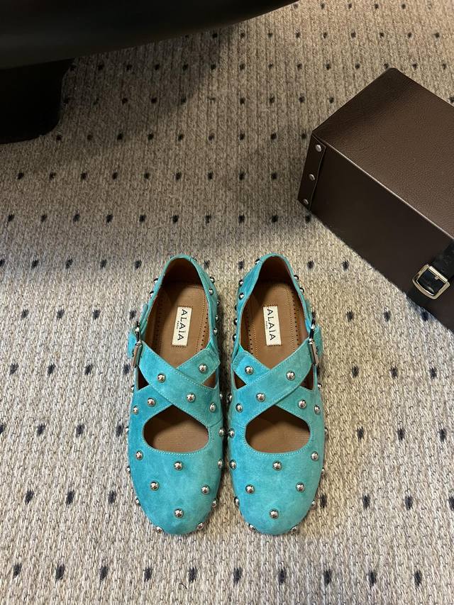 独家新品 Alaia 25 走秀款平底芭蕾舞单鞋 颜色众多 新品一直出 兜兜转转还得是Alaia 极致的舒适和百搭 交叉带的设计有种芭蕾舞的感觉 章小蕙同款 甜