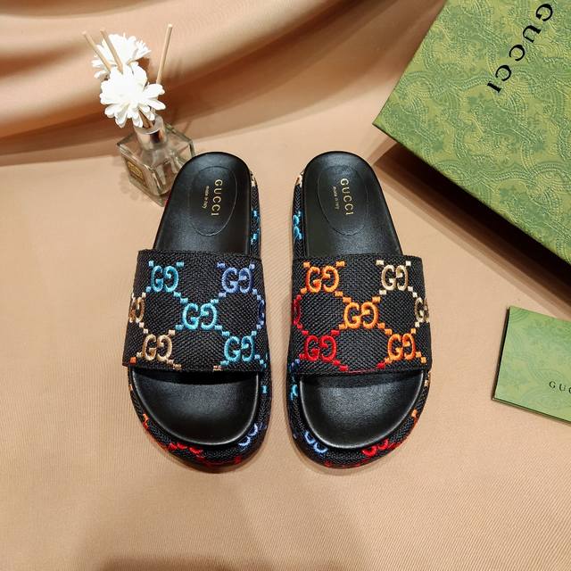 出厂： Gucci 古驰经典款 彩色刺绣防水台厚底拖鞋 凉拖 情侣款 颇具代表性的传统精髓，经以明艳色调亮眼演绎，Gg标识为这款厚底鞋增添瞩目焦点。鞋底运用浮雕
