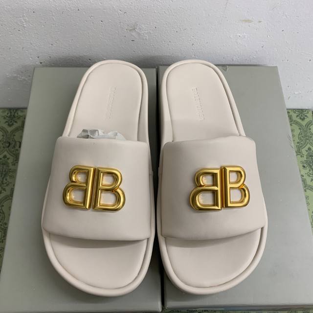 出厂： Balenciaga 巴黎世家 春夏新款 Bb扣厚底面包拖鞋 金属双B拖鞋 一如既往的时尚 时装博主与欧美明星大爱款 时尚却不过分张扬 鞋面牛皮搭配金属