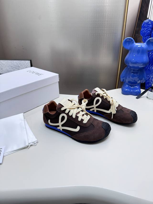 出厂： 铝合金鞋扣+10 棕色下单带图片 两个棕色 Loewe罗意威二代Ballet Runner升级2.0给足界一些震撼，2025早春Ballet Runne