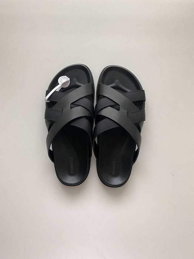 nappa小牛皮革机能凉鞋 以 H 标志性图案为灵感的交织鞋面打造休闲造型 可谓夏日良伴 码数 38-44 45.46.定制不退换