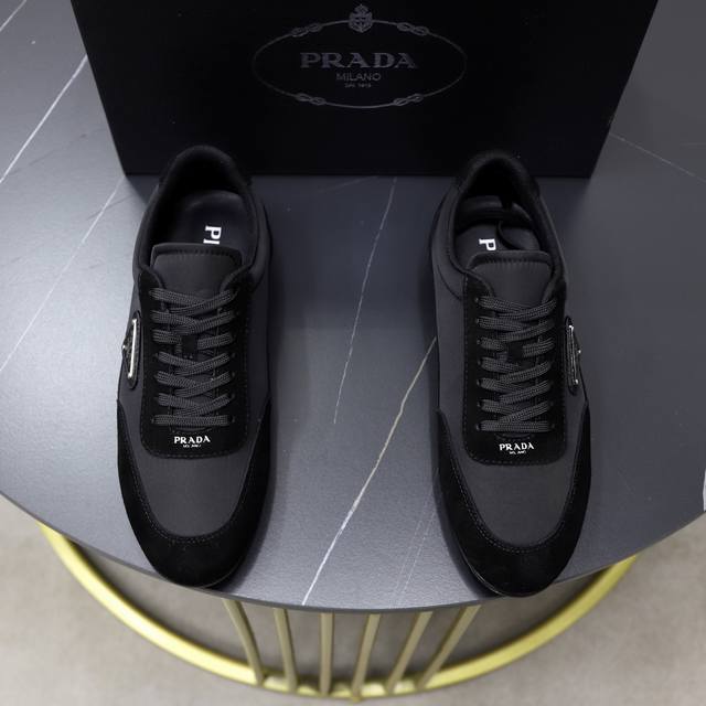 品牌 普拉达prada 标准码 38 44 45可订做 等级 官网同款 材料 原版面料 舒适透气内里 轻便耐磨大底 款式类别 男士时尚休闲鞋靴 跑步 运动鞋 尊