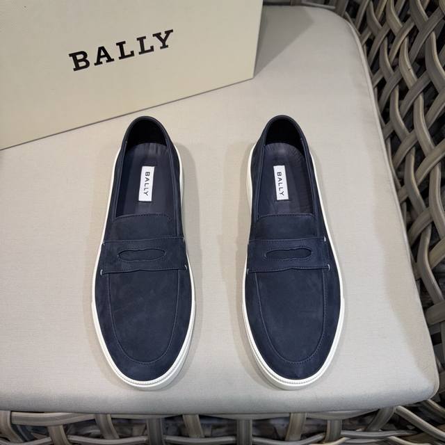 bally 巴利同步官网反绒乐福鞋 面料采用进口反绒牛皮 透气牛皮内里 同色系缝线细节 套脚穿简约鞋型穿脱十分跟脚 透气性极好久穿不累 夏季值得推荐入手的一款必