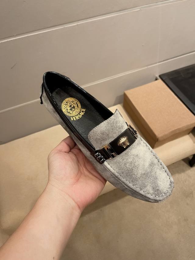 官方新款 品牌范思哲 一个美人头像之秀 吸引众多绅士 名流她的特点就是传达既野又悍的意式性感 自从问世以来她在世界时尚界的名流粉丝人数也是高得惊人 独特的创意配
