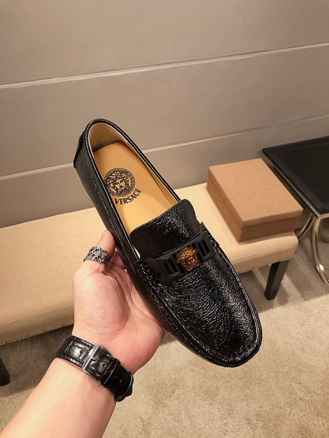 实价 范思哲 专柜旗舰店新款 官方最新元素潮爆全球 火爆热卖 原版版本 专柜爆款 其产品渗透生活的每个角落 鞋面意大利进口原版头层牛皮 绝对高端 原版防滑大底