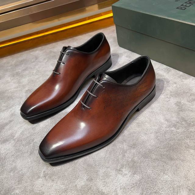 berluti 布鲁提高端真皮大底正装皮鞋 采用进口牛皮鞋面 柔软有型 手工改色工艺 低调奢华气质 舒适透气版型 小牛皮真皮垫脚 进口真皮大底 彰显不凡态度 全