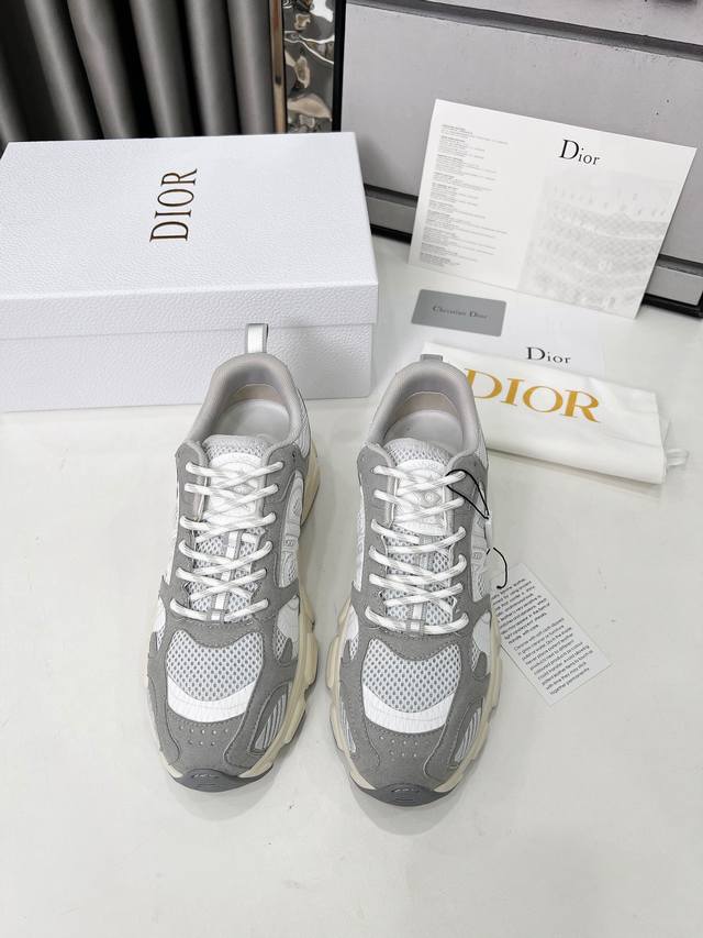 Dior迪奥 女款码数 女35-41 女40.41 这款 Dior Chrono 运动鞋是二零二四秋季新品 以 Dior 的高订风格重新演绎跑步鞋 白色网眼织物