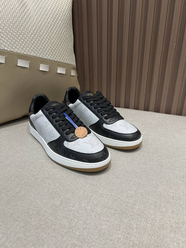 出厂价pp 男码顶级代购版本 Lv Rivoli系列低帮休闲运动滑板鞋 这款滑板鞋是经典的低帮鞋型 原版进口Lv 老花面料双色碰撞拼接 满满的高级感 无论是休闲