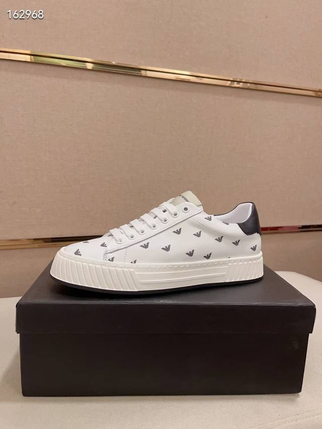 Emporio Ar阿玛尼 最新品 超级有范儿的一款休闲鞋 精选头层小牛皮3D打印品牌标志水洗羊里鞋舌精致工艺图案装饰Logo 上脚帅气十足 码数 38-44