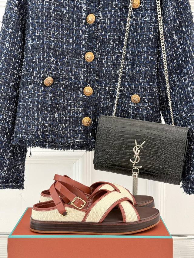 loro piana Lp 经典复古绝美 交叉凉鞋 简约即时髦 松弛的高级感 感受夏日感高级穿搭~ 面料采用原版定制皮料 内里垫脚均为混种羊皮 原版开模定制防滑