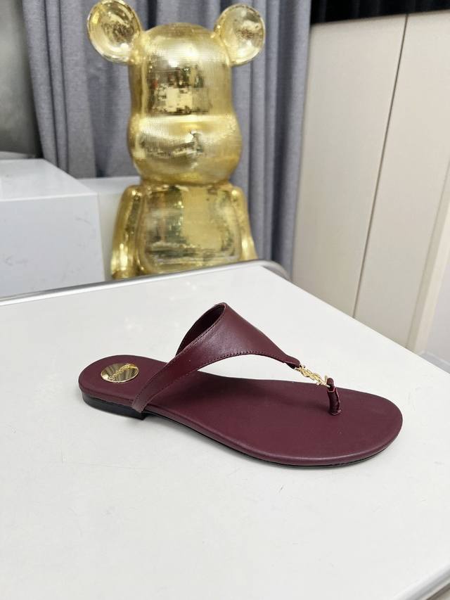 圣罗兰 :红棕色牛皮 码数35-44 42.43.44定做不退换 面料 头层牛皮 羊皮里 这款便鞋风格优雅 穿搭轻松 洋溢清新朝气 灵活演绎百变造型 饰有经典金