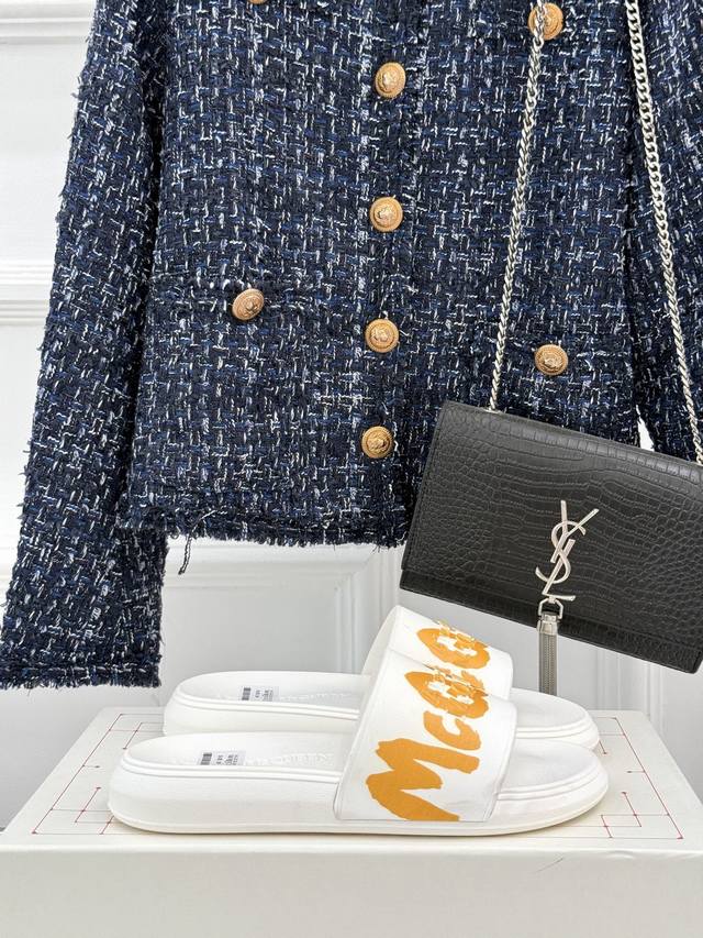alexander Mcqueen 麦昆 经典 春夏休闲懒人拖鞋 夏天必备懒人福音鞋 谁穿谁美 很轻盈上脚意外的舒适 还不挑脚型 自带高级气场的拖鞋 也非常容易
