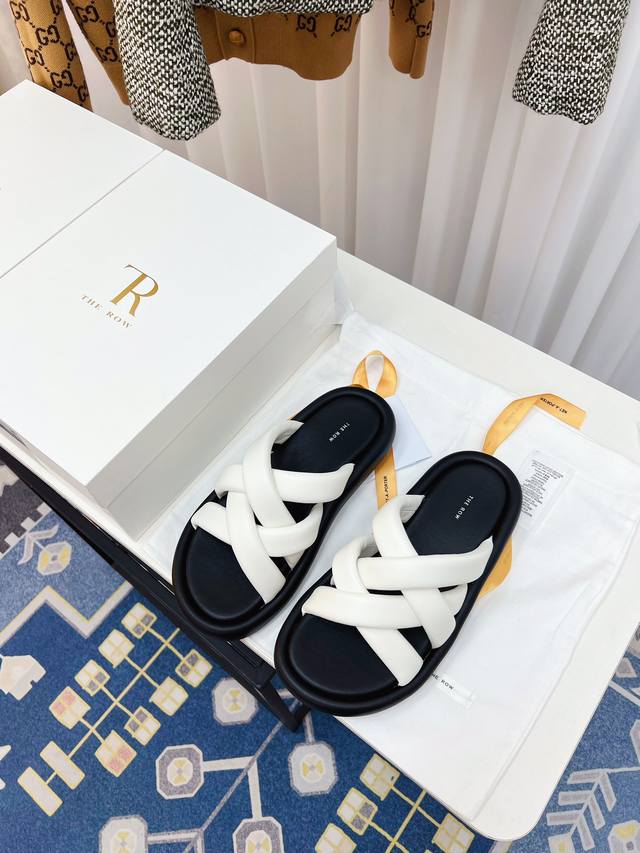 The Row 24新款交叉编织面包拖鞋增高厚底The Row 最大的特色是由剪裁考究的单品构成 融合了不会过时的别致设计与优质面料 因此The Row 品牌服