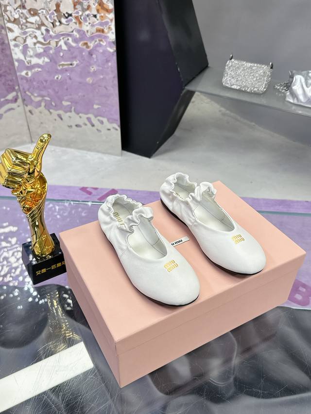 工厂p价p miu Miu 缪缪 25Ss 春夏季新款 芭蕾舞鞋 缪家以芭蕾的灵动意韵融于日常. 以现代笔触刻画舞鞋经典轮廓 超软的绵羊皮质款芭蕾舞鞋. 从经典