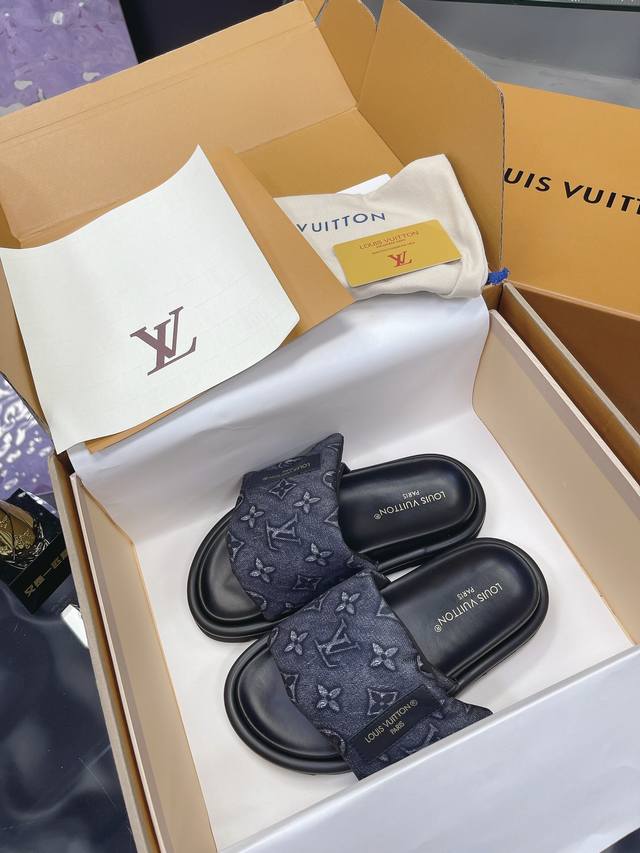 工厂p价p lv 情侣款专柜主打最新款牛仔拖鞋硬货上新 代购级别 高级感十足 国内外博主刷爆的一款 复古又时髦 上脚美炸了 官网主推款 鞋面 高定制牛仔印花布料