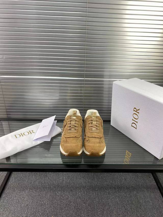 c'est Dior 迪奥24春夏走秀款全新休闲运动鞋 太古汇购入开发 完美复刻 以绒面牛皮革和网眼织物制作 轻盈透气 侧边的Cd字母非常有Dior辩识度 运动