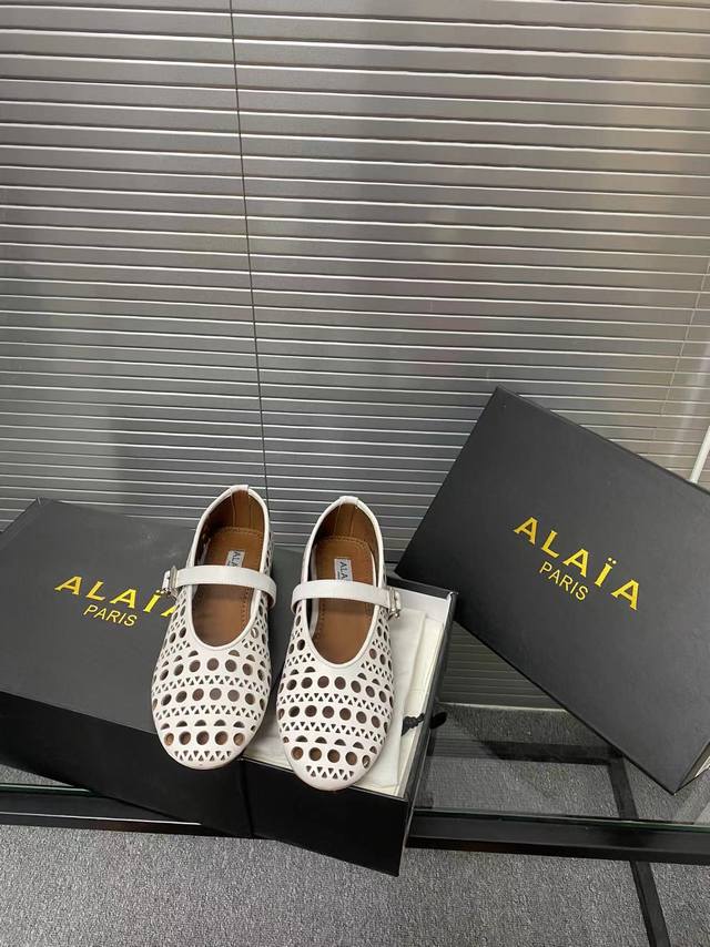 alaia 走秀款平底芭蕾舞平底单鞋 甜酷芭蕾风 人气超高的一款芭蕾舞鞋 浪漫又迷人舒适百搭 原版订制牛皮施华钻 面料 羊皮内里 私模橡胶防滑大底 码数 35-