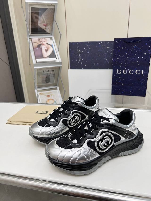 g家潮鞋顶级版本原板复刻 经典双 G 字母尽显深厚的品牌标识内涵 面料:全粒面进口头层混种羊 内里:进口羊皮内里 垫脚:羊皮垫 大底:抽真空吸模底 鞋舌码数:空