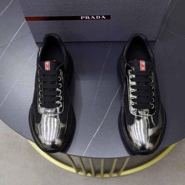 出厂价pp 品牌 prada 普拉达 标准码 男码40-47码 等级 官网同款 材料 原厂皮料拼接透气面料 透气舒适内里 原版橡胶耐磨柔软大底 款式类别 休闲运