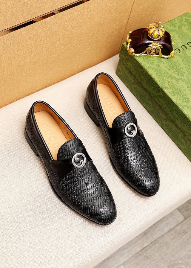 商品商标 Gucci 古驰 休闲皮鞋 正码码数: 38-44 45.46.47订制 商品材料 精选 进口头层牛皮压花鞋面+奢华五金扣 进口牛皮内里 强烈立体视觉