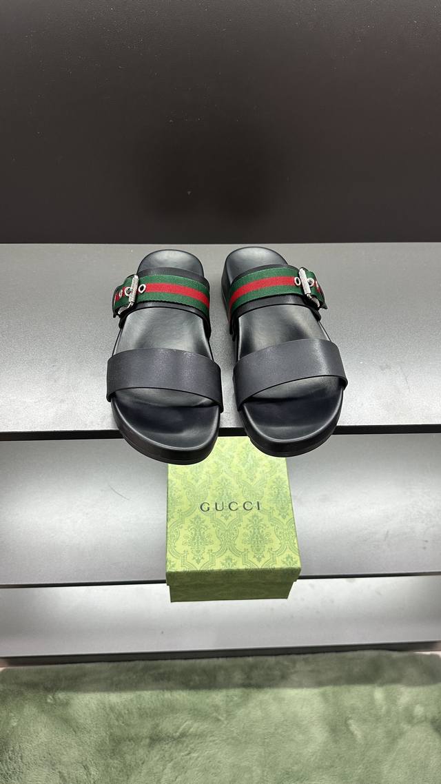 G家 新款 男码39 45 46.订做 这款拖鞋采用 Gg 聚酯纤维制成 正面饰有 Gucci 标签 为款式增添了醒目的徽标感 Gucci Made In It