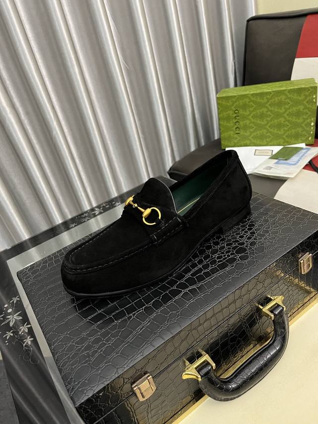 出厂价pp Gucci 古奇 古奇皮鞋最火爆的经典之做 官网同步 鞋面采用意大利头层牛皮牛皮内里 独特品牌独特工艺 彰显了新一年度的爆款风格 别再犹豫 别再徘徊