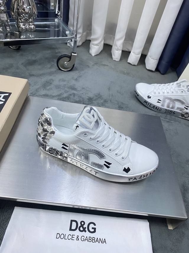 商品商标: Dolce&Gabbana 杜嘉&班纳 正码码数: 35-45 商品材料: 鞋面意大利牛皮拼接布料鞋面 羊皮垫内里 钻石装饰 鞋底 原厂特供原版橡胶