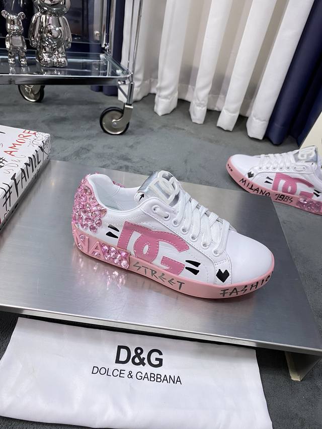 商品商标: Dolce&Gabbana 杜嘉&班纳 正码码数: 35-40 商品材料: 鞋面意大利牛皮拼接布料鞋面 羊皮垫内里 钻石装饰 鞋底 原厂特供原版橡胶