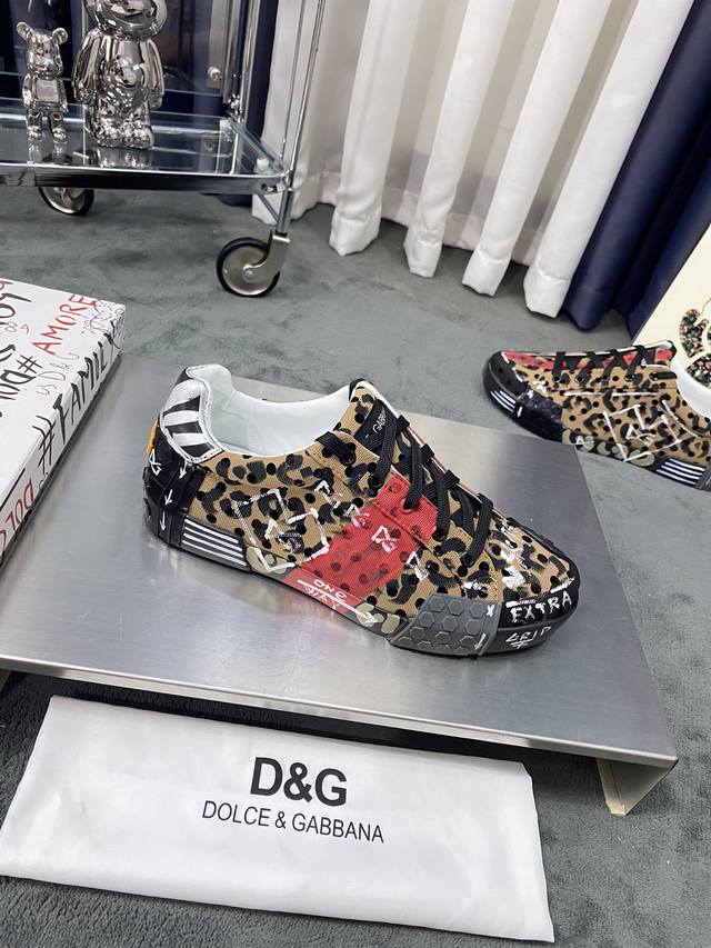 商品商标 Dolce&Gabbana 杜嘉&班纳 正码码数: 38-44 45 46定制 商品材料 鞋面意大利进口麻布鞋面 羊皮内里垫脚 手工涂鸦工艺 原厂特供