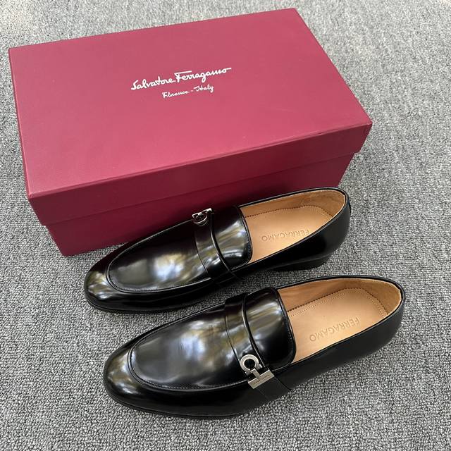 ferragamo 菲拉格慕男士皮鞋 gancini扣饰莫卡辛鞋 这款Ferragamo乐福鞋选用经防污处理的柔软光面皮革制成 洋溢经典魅力 该鞋履采用圆润鞋型
