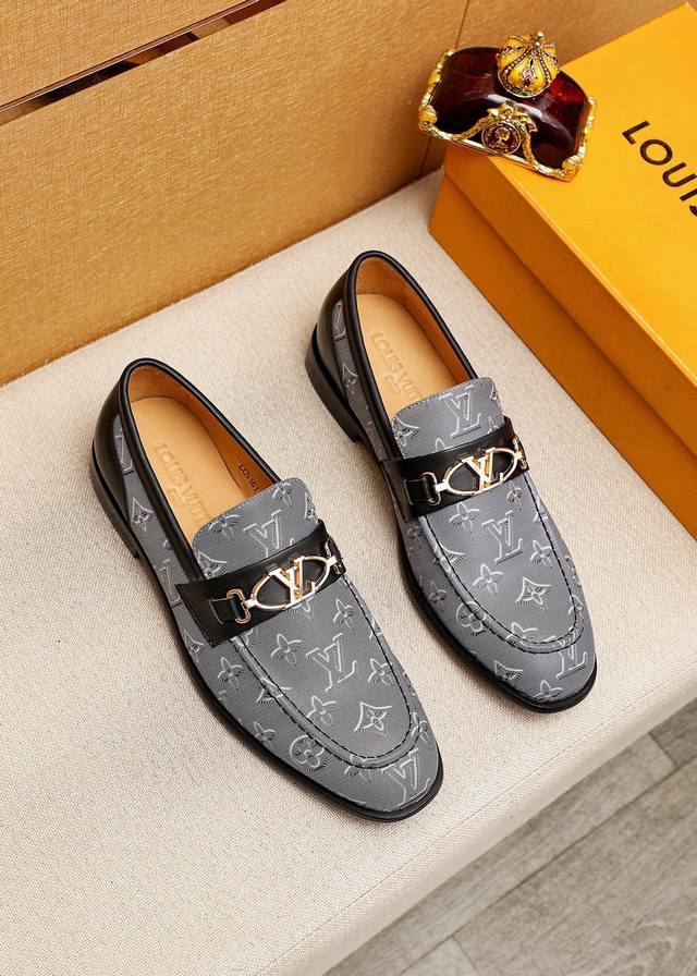 商品商标 Louis Vuitton 路易威登 休闲皮鞋 正码码数: 38-44 45.46.47订制 商品材料 精选 进口头层布料鞋面+奢华五金扣 进口头层牛