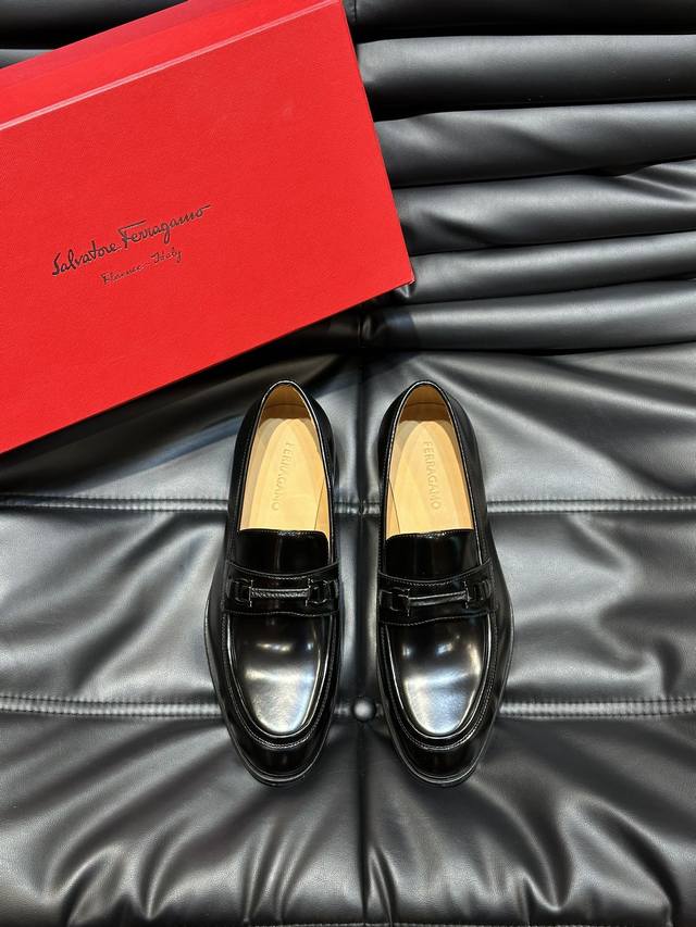ferragam菲拉真皮大底男士商务休闲皮鞋 进口牛皮 严选用料只为打造更为舒适的穿着体验 原版鞋楦 线条修长流畅 鞋面 原版牛皮进口小牛里 真皮大底 Size
