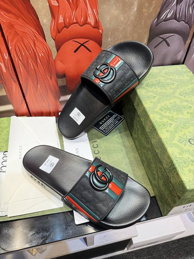 工厂p价p G 家高端男士夏季拖鞋 压印品牌Logo 私模大底 细节完美 尽显大牌风范 休闲宽松舒适型 高品质精品 夏季必入哦 size 男38-47 女35-